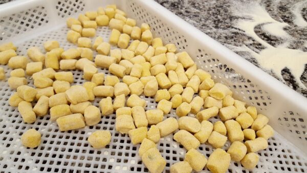 Gnocchi saporiti erbe e rape rosse