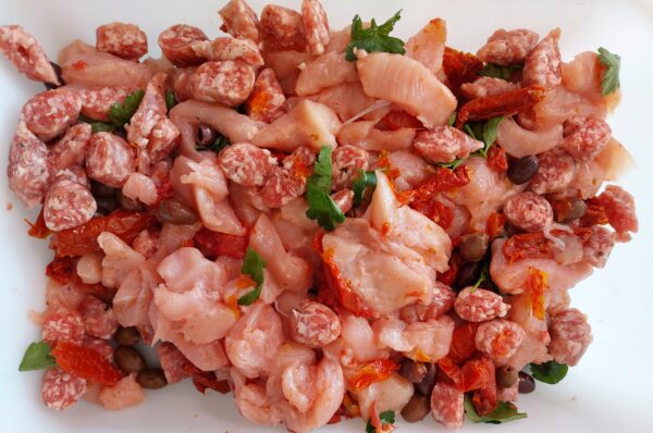 SPADELLATA DI TACCHINA CON SALSICCIA , POMODORINI SOLEGGIATI E OLIVE TAGGIASCHE      EURO 17,90 AL KG