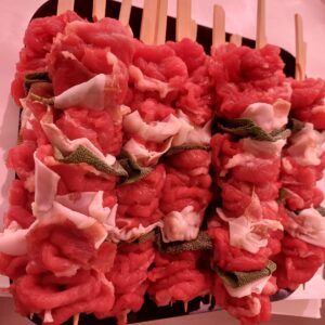 Spiedini di Asado a € 18,60 al kg.